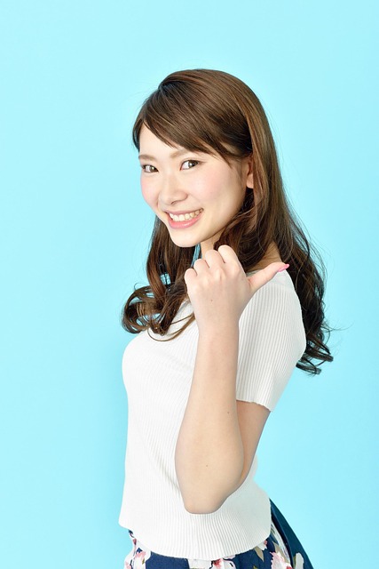 Menschen arbeiten mit KI-gestützten Werkzeugen am Schreibtisch Produktivität